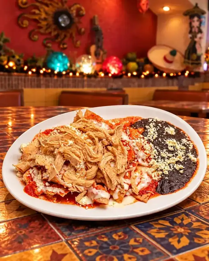 Chilaquiles con pollo de La Parrilla Tap