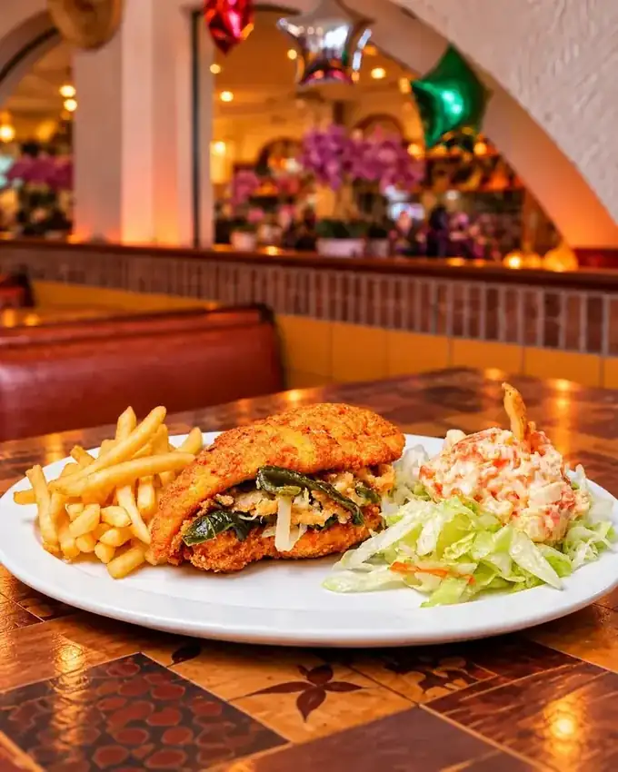 Pechuguita rellena de rajas de La Parrilla Tap